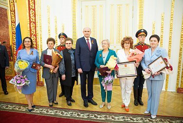 Евгений Солнцев вручил оренбуржцам государственные награды 